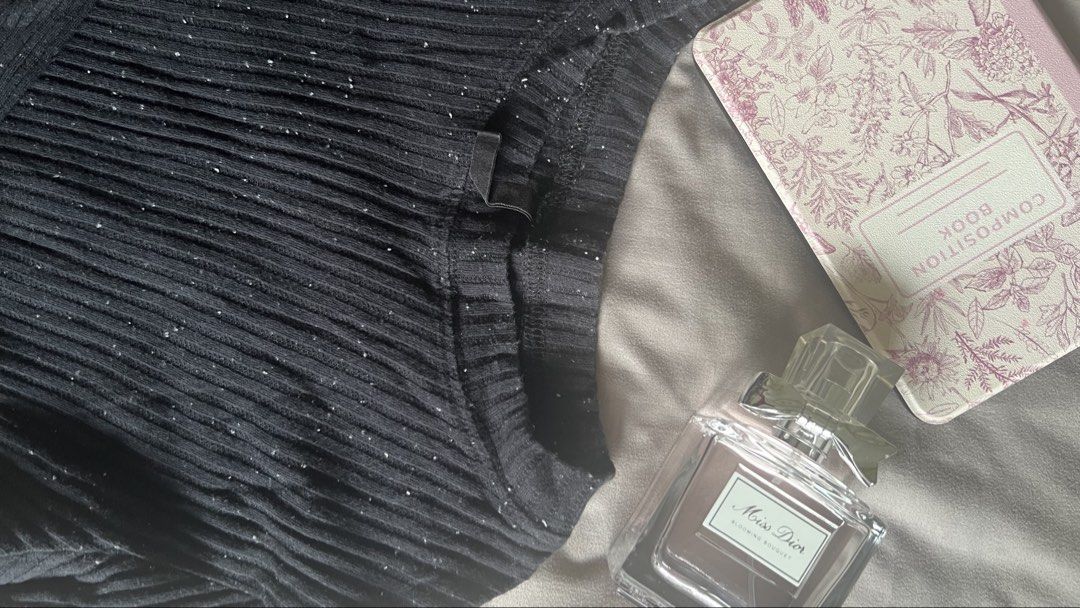 Black Ribbed Sweater with Sparkle Detail (Category: Longsleeves) located in Taguig. Submitted by xkmanzano078817 (Listing ID 1464060994, Image 3). Description: 🏷️ Selling at more than 60%off its price I think this is more of a cotton fabric and very comfy to wear Seller’s Size (usually medium) Waist: 28in Bust: 33in RFS: decluttering to make space for new items - Black ribbed sweater - Subtle sparkle flecks throughout - Tie detail at the neck - 