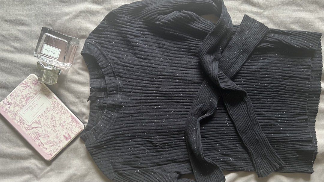 Black Ribbed Sweater with Sparkle Detail (Category: Longsleeves) located in Taguig. Submitted by xkmanzano078817 (Listing ID 1464060994, Image 2). Description: 🏷️ Selling at more than 60%off its price I think this is more of a cotton fabric and very comfy to wear Seller’s Size (usually medium) Waist: 28in Bust: 33in RFS: decluttering to make space for new items - Black ribbed sweater - Subtle sparkle flecks throughout - Tie detail at the neck - 
