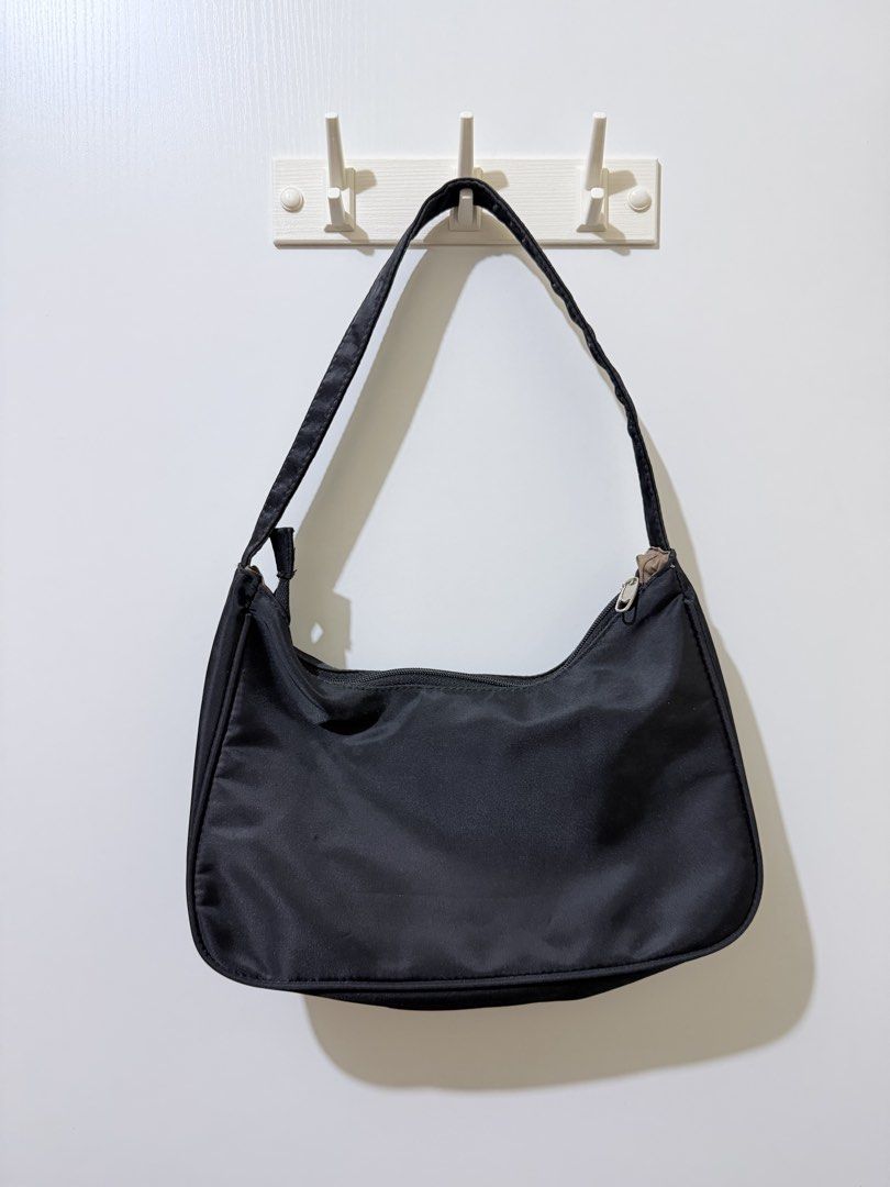 Black Shoulder Bag (Category: Shoulder Bags) located in Manila. Submitted by gbrlldeclutters (Listing ID 1464120710, Image 1). Description: please manage your expectations, as this is a preloved item. • unbranded black shoulder bag • minimal to no visible flaws • in excellent preloved condition • swipe through the photos for a closer look.