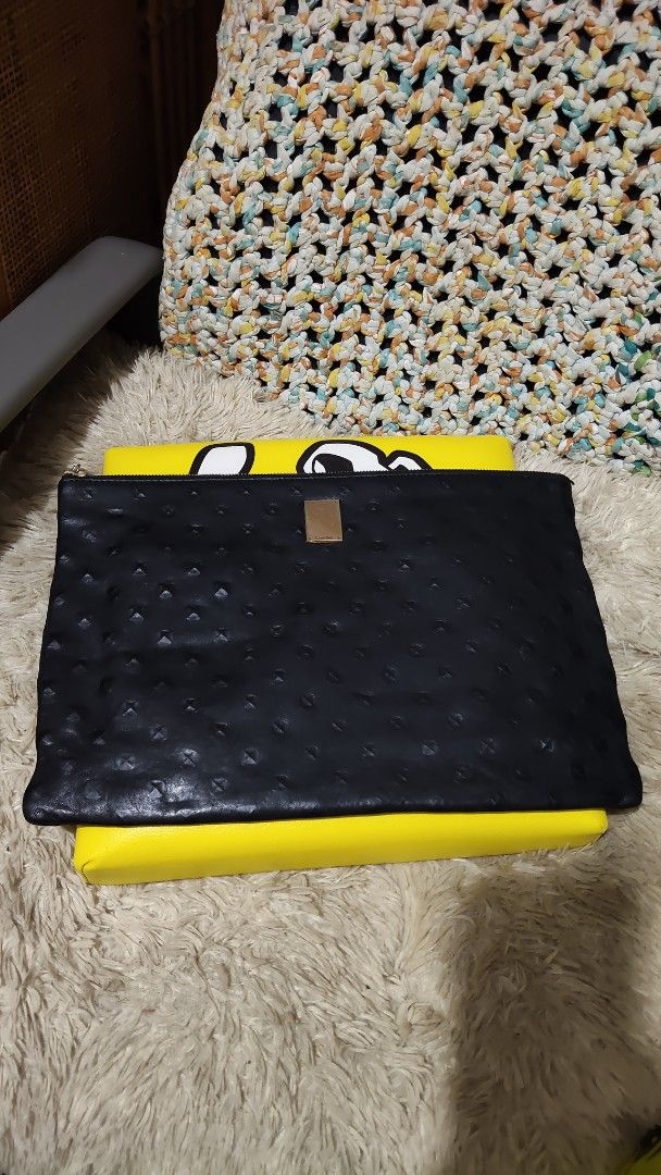 Couronne...Black Textured Clutch Bag with Gold Accent (Category: Clutches) located in Cebu City. Submitted by lumaynojes00490 (Listing ID 1463965514, Image 3). Description: - Elegant black clutch bag - Textured finish for a sophisticated look - Small gold plate detail on the front - Secure zipper closure - Ideal for evenings out or carrying essentials - Dimensions: Approximately 13 inches wide x 9 inches tall.
