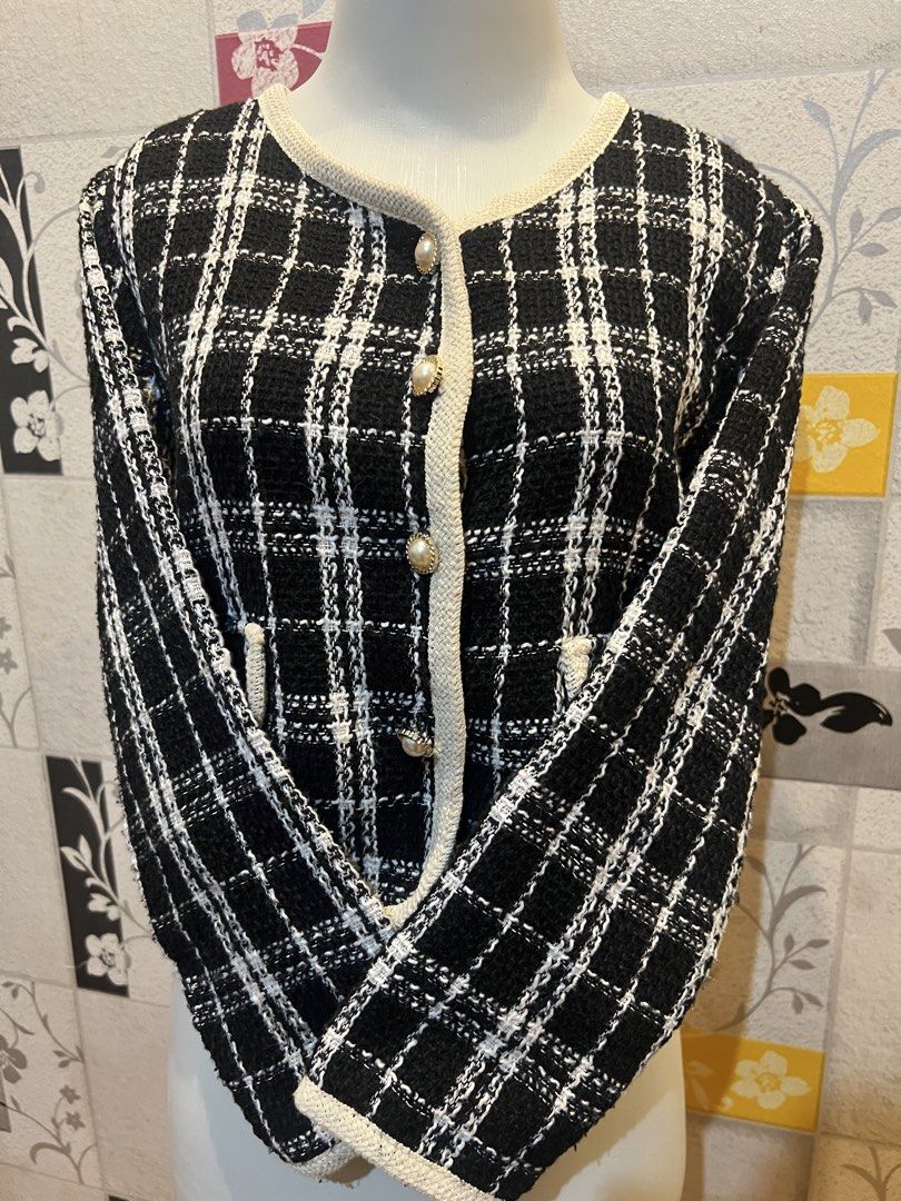 Blazer outer (Category: Coats, Jackets and Outerwear) located in Pasir Gudang. Submitted by nurumairah87198 (Listing ID 1464103155, Image 2). Description: Pit 46cm Labuh 47cm.