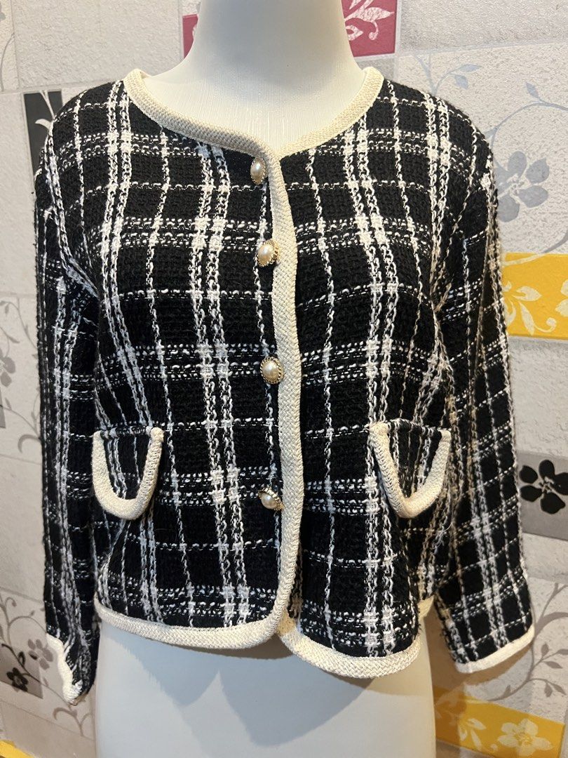 Blazer outer (Category: Coats, Jackets and Outerwear) located in Pasir Gudang. Submitted by nurumairah87198 (Listing ID 1464103155, Image 3). Description: Pit 46cm Labuh 47cm.