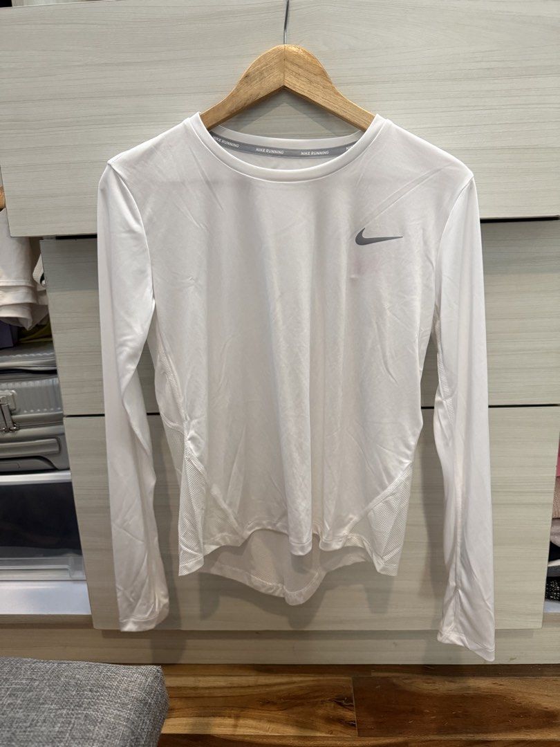 Bnee with tag white Nike longsleeves small (Category: Activewear) located in Antipolo. Submitted by minimalist.chic (Listing ID 1464007421, Image 1). Description: Bnew with tag Size: small Color: white.
