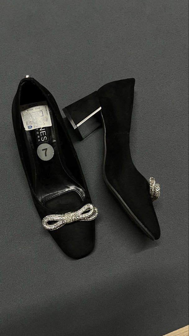 BNEW Black Suede Bow Heels Size 7 (Category: Heels) located in Quezon City. Submitted by hellovianx (Listing ID 1464107661, Image 2). Description: - BNEW (malaki size for me) - NO ISSUE AT ALL - Brand: Jones New York - Material: Black Suede - Size: US 7 / EU 38 (CAN FIT SIZE US 8 / EU 39) - Features: Cute sparkly bow on the front, block heel - Style: Perfect for dressing up or down.