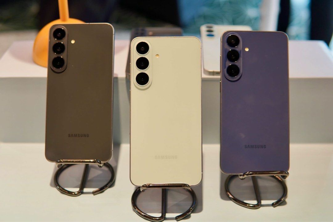 BNew Samsung s26 fe (Category: Samsung) located in Quezon City. Submitted by lhensdcruz0626 (Listing ID 1464064096, Image 3). Description: Samsung Galaxy S26 FE is now official in the Philippines, Quick specs: • 6.7-inch FHD+ Dynamic AMOLED 2X, 120Hz, 1,900 nits • Exynos 2500 3nm • 8GB RAM • 128GB / 256GB / 512GB storage • 50MP main + 12MP ultrawide + 8MP telephoto • 12MP selfie camera • 3x optical zoom, up to 30x digital zoom • 4,900mAh battery 