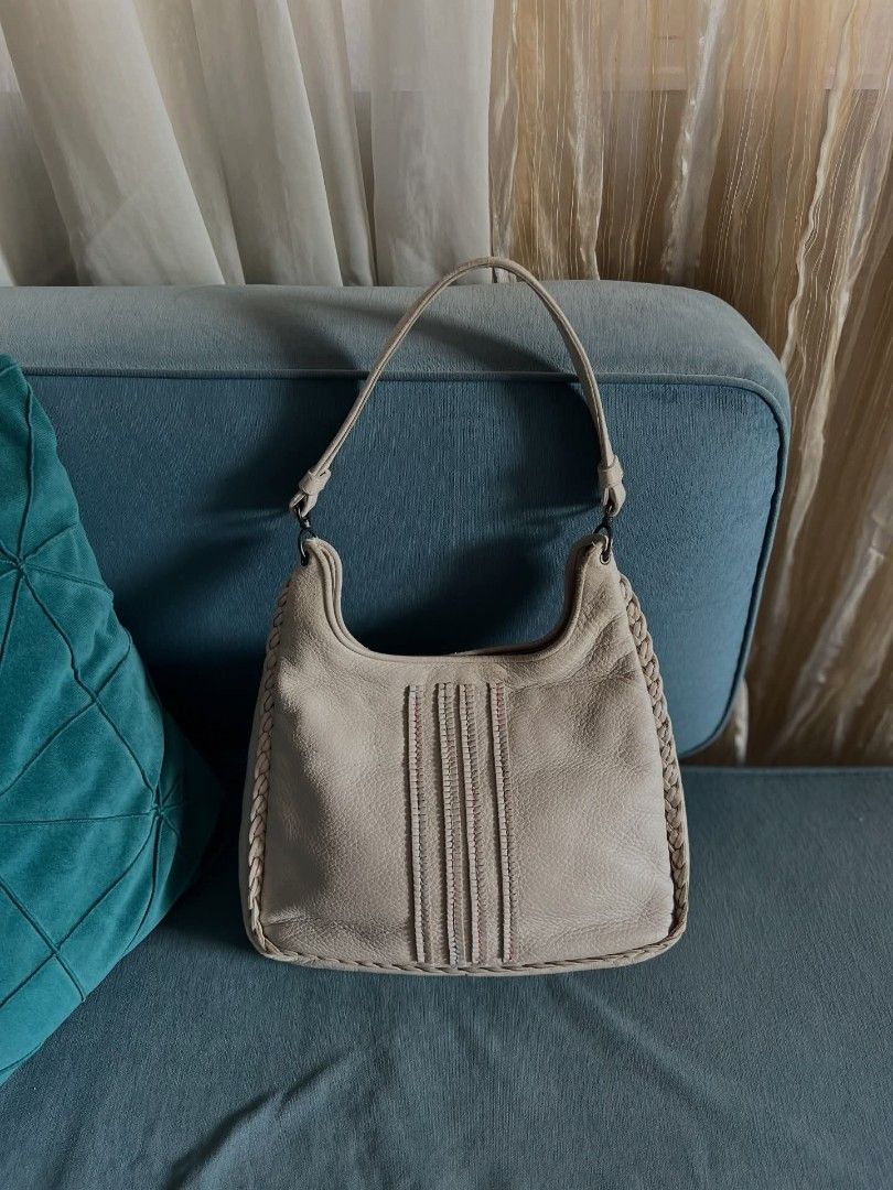 Bottega Veneta Shoulder Bag (Category: Luxury Bags & Wallets) located in Manila. Submitted by iluvc4ts_ (Listing ID 1464055285, Image 1). Description: Bottega Veneta Shoulder Bag 🔥 ₱11,500 / $184 Retail Price: $832 (52k) — Save over ₱40.5k! Slightly Negotiable!! Can do meet up sa malapit, South Caloocan Loc / Makati Area. Mode of Shipping: J&t, Lalamove, or Lbc para sa mga malalayo. Shipping fee is shouldered by the buyer. Thaankyouuu!! ❤️ We of