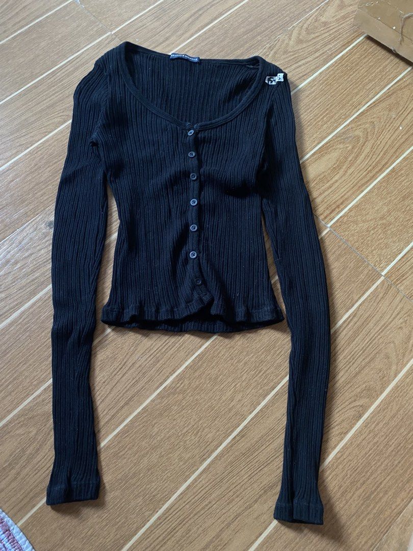 Brandy melville knitted (Category: Coats, Jackets and Outerwear) located in Paete. Submitted by fat.archives (Listing ID 1464080031, Image 1). Description: Dimes Bust 12 Length 18 +sf.
