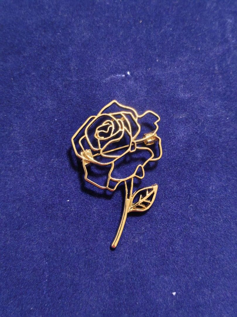 Brooch Pin Gold Rose (Category: Brooches) located in Taguig. Submitted by jeannescarlet (Listing ID 1463984855, Image 1). Description: 💎Brand New 💎Alloy Material.