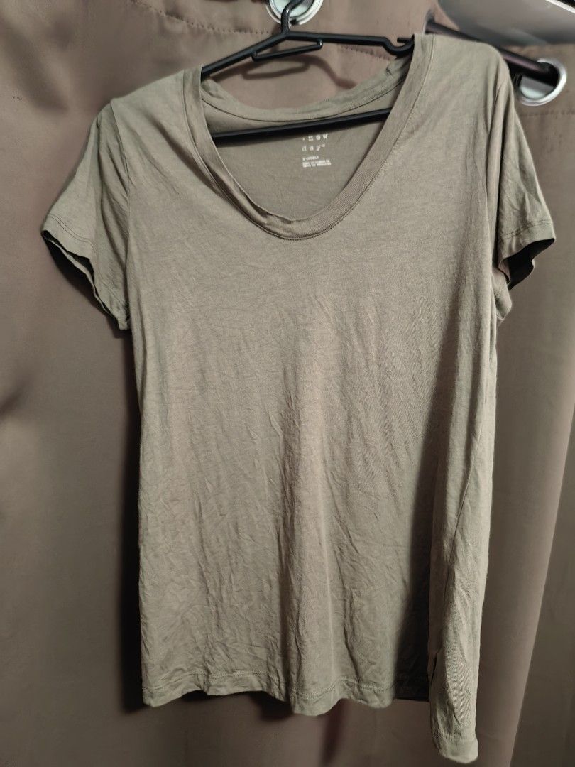 Brown Basic Top (Category: Shirts) located in Malolos. Submitted by aemcloset (Listing ID 1464077898, Image 1). Description: Width 16 Length 24 Up to semi large 36bust Cotton stretch.