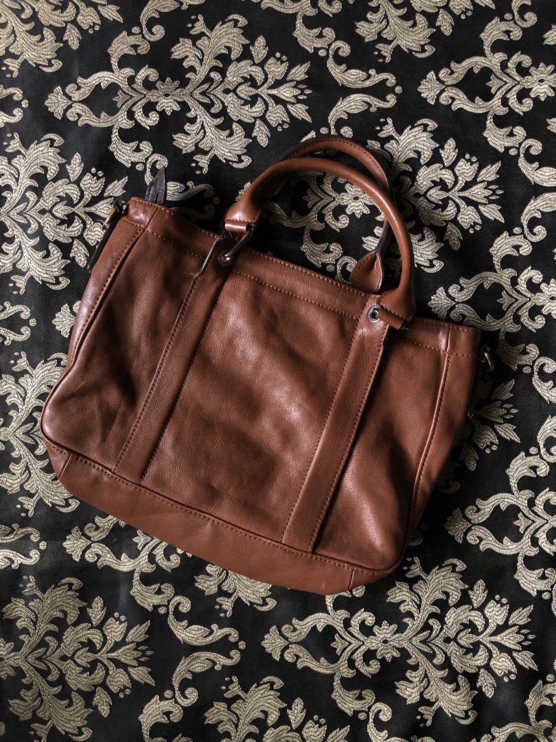 brown leather Longchamp 3D tote bag (Category: Luxury Bags & Wallets) located in Dipolog. Submitted by sellgoodsitem_2k23 (Listing ID 1463967557, Image 3). Description: (Authentic) -Sign of usage -no strap sling Goodcondition .