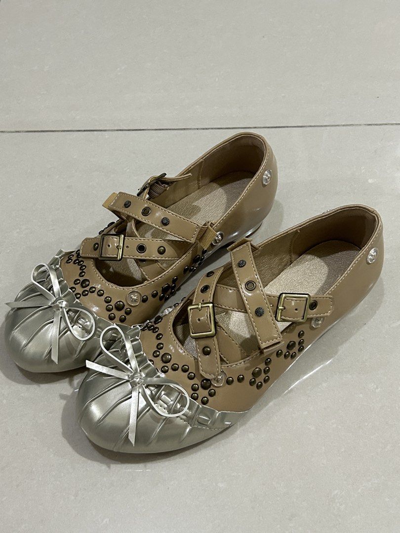 Brown &Silver ribbon flats (Category: Flats & Sandals) located in Pasay City. Submitted by prelovedd.nutz (Listing ID 1464115047, Image 2). Description: Simple , elegant & easy to style Stylish silver cap toe with a cute bow accent. Perfect for everyday wear or a dressy look.✨ - Size: 37 Meet-up Available 😊 Grab delivery Available- buyer covers delivery fee..