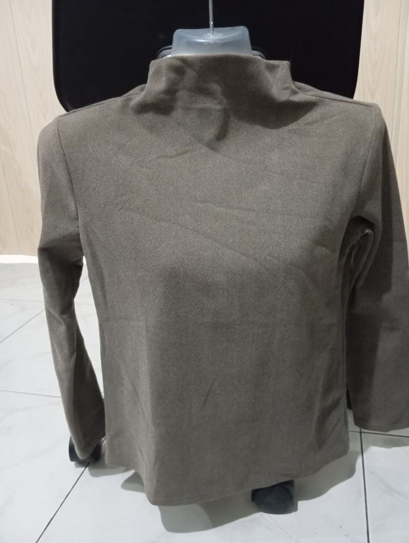 Brown Textured Jacket (Category: Coats, Jackets and Outerwear) located in Dasmarinas. Submitted by kei05 (Listing ID 1463953258, Image 1). Description: - Brown textured jacket - Long sleeves - Mock neck collar - Casual or business casual style - Ideal for layering - Subtle weave pattern fabric - Suitable for cooler weather Fits small to medium.