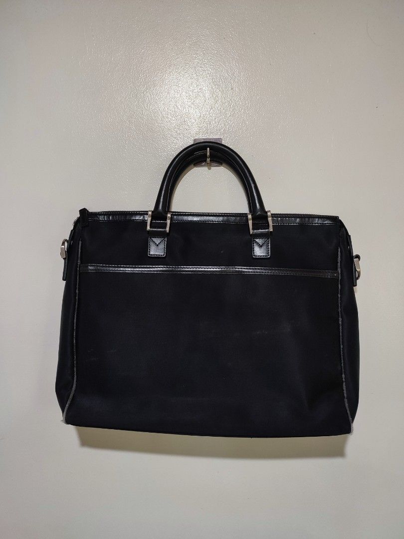 Burberry Briefcase Handbag (Category: Luxury Bags & Wallets) located in Mangaldan. Submitted by thrift.mo.ba (Listing ID 1463968691, Image 2). Description: Burberry Briefcase Handbag no sling with flaws.