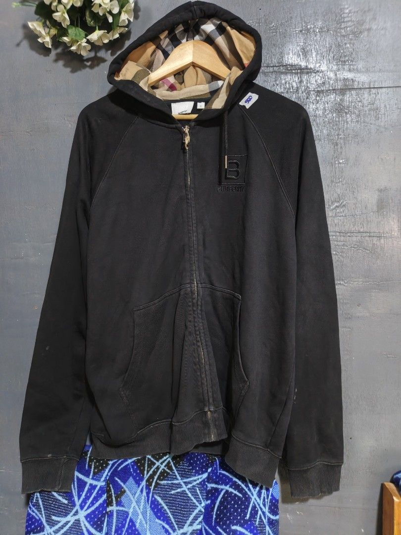 BURBERRY HOODIE (Category: Luxury Apparel) located in Tacurong. Submitted by lyjetbrandedfinds_1827 (Listing ID 1463971828, Image 1). Description: L-XL AS NEW.
