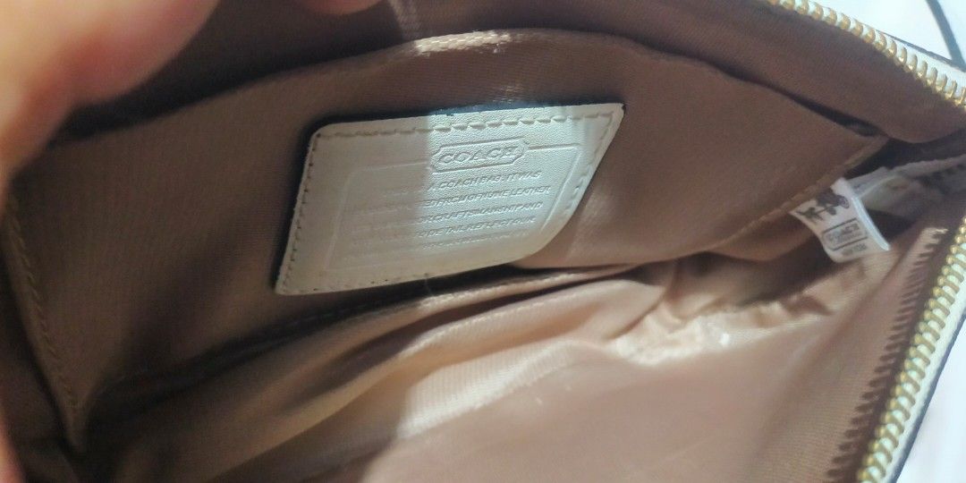C crossbody (Category: Everything Else Others) located in Agoo. Submitted by yurimarie29 (Listing ID 1464046173, Image 3). Description: Coach crossbody minimal signs of usage.