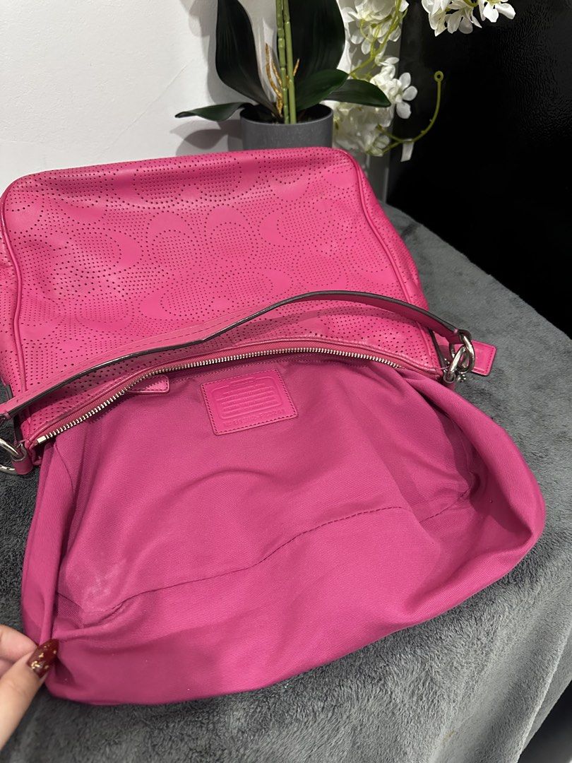 cöachh perforated pink hobo (Category: Looking For) located in Rizal. Submitted by raining_bags (Listing ID 1464068949, Image 3). Description: excellent condition authentic 💯.