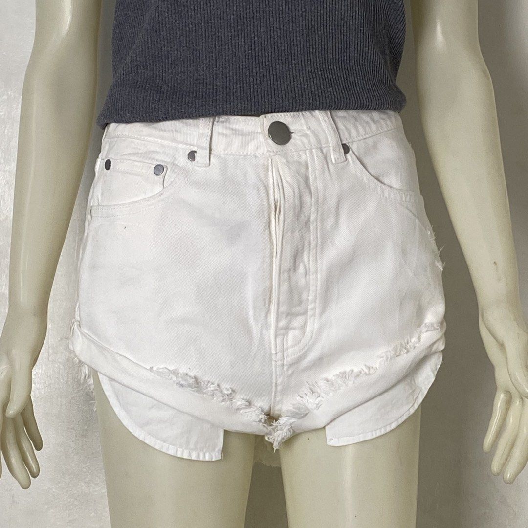CAFFEINE 🌸 | White Distressed Denim Shorts (Category: Shorts) located in Bulacan. Submitted by orc.ph (Listing ID 1464035645, Image 3). Description: CAFFEINE 🌸 | White Distressed Denim Shorts Material Used: 100% Cotton -White -Casual -High-Rise -Belt Loops -Built-In Shorts -Multi-Pocket Layer -Button-Fly Closure -Frayed Edges ‎-Size: XS ‎-Waistline: 27” ‎-Length: 15” ‎Used Condition. Minor Visible Flaws ‎ ISSUE: Washable Stains ‎ ‎⚠️Note: For I