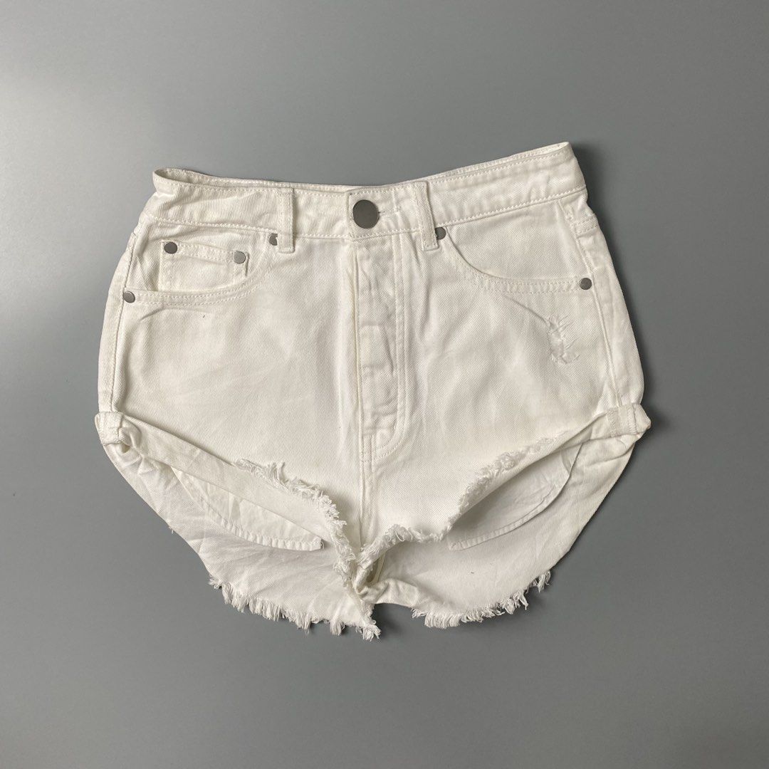 CAFFEINE 🌸 | White Distressed Denim Shorts (Category: Shorts) located in Bulacan. Submitted by orc.ph (Listing ID 1464035645, Image 1). Description: CAFFEINE 🌸 | White Distressed Denim Shorts Material Used: 100% Cotton -White -Casual -High-Rise -Belt Loops -Built-In Shorts -Multi-Pocket Layer -Button-Fly Closure -Frayed Edges ‎-Size: XS ‎-Waistline: 27” ‎-Length: 15” ‎Used Condition. Minor Visible Flaws ‎ ISSUE: Washable Stains ‎ ‎⚠️Note: For I