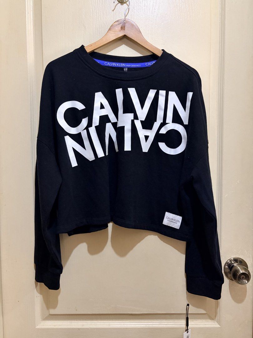 Calvin Klein Black Cropped Logo Sweatshirt (Category: Longsleeves) located in Pasig City. Submitted by shopsmart.mnl (Listing ID 1464112831, Image 2). Description: Brand new with tag XL in tag.