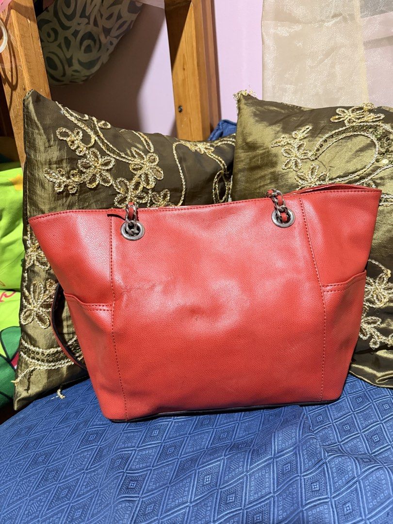 Calvin Klein Red Leather Tote Bag (Category: Tote Bags) located in Quezon City. Submitted by mel.highmoons (Listing ID 1464044523, Image 3). Description: gandaaaa pop of color! super spacious inside. needs cleaning lang pero super goods pa MOP: BPI/Bank Transfer MOD: Lalamove, Flash Express Shipping fee to be shouldered by buyer..