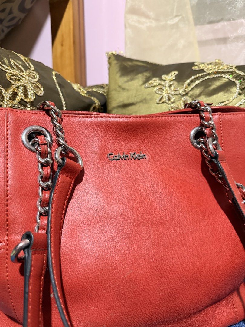 Calvin Klein Red Leather Tote Bag (Category: Tote Bags) located in Quezon City. Submitted by mel.highmoons (Listing ID 1464044523, Image 2). Description: gandaaaa pop of color! super spacious inside. needs cleaning lang pero super goods pa MOP: BPI/Bank Transfer MOD: Lalamove, Flash Express Shipping fee to be shouldered by buyer..