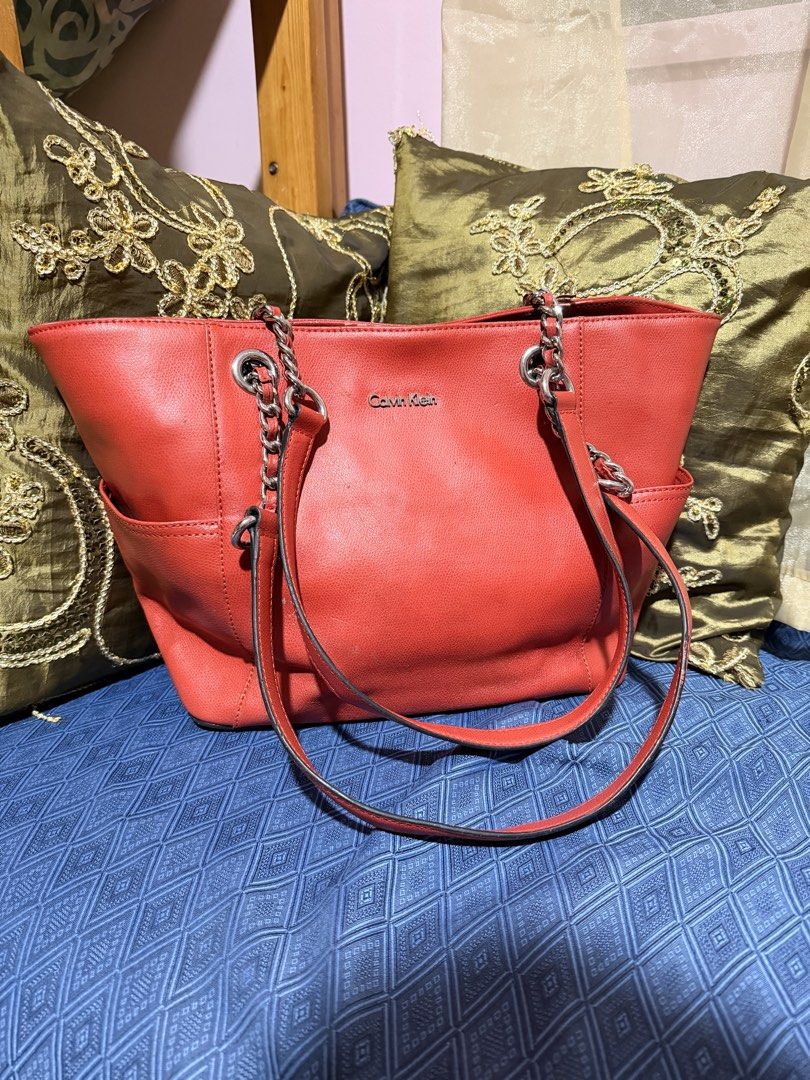 Calvin Klein Red Leather Tote Bag (Category: Tote Bags) located in Quezon City. Submitted by mel.highmoons (Listing ID 1464044523, Image 1). Description: gandaaaa pop of color! super spacious inside. needs cleaning lang pero super goods pa MOP: BPI/Bank Transfer MOD: Lalamove, Flash Express Shipping fee to be shouldered by buyer..