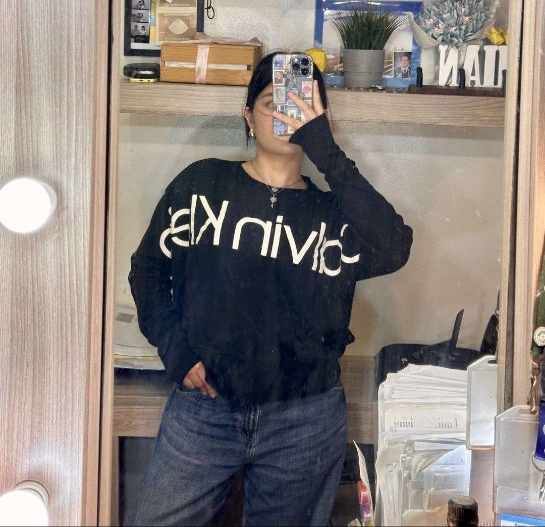 CALVIN KLEIN Performance Sweatshirt (Category: Coats, Jackets and Outerwear) located in Cainta. Submitted by yayitsianm (Listing ID 1464046339, Image 1). Description: .