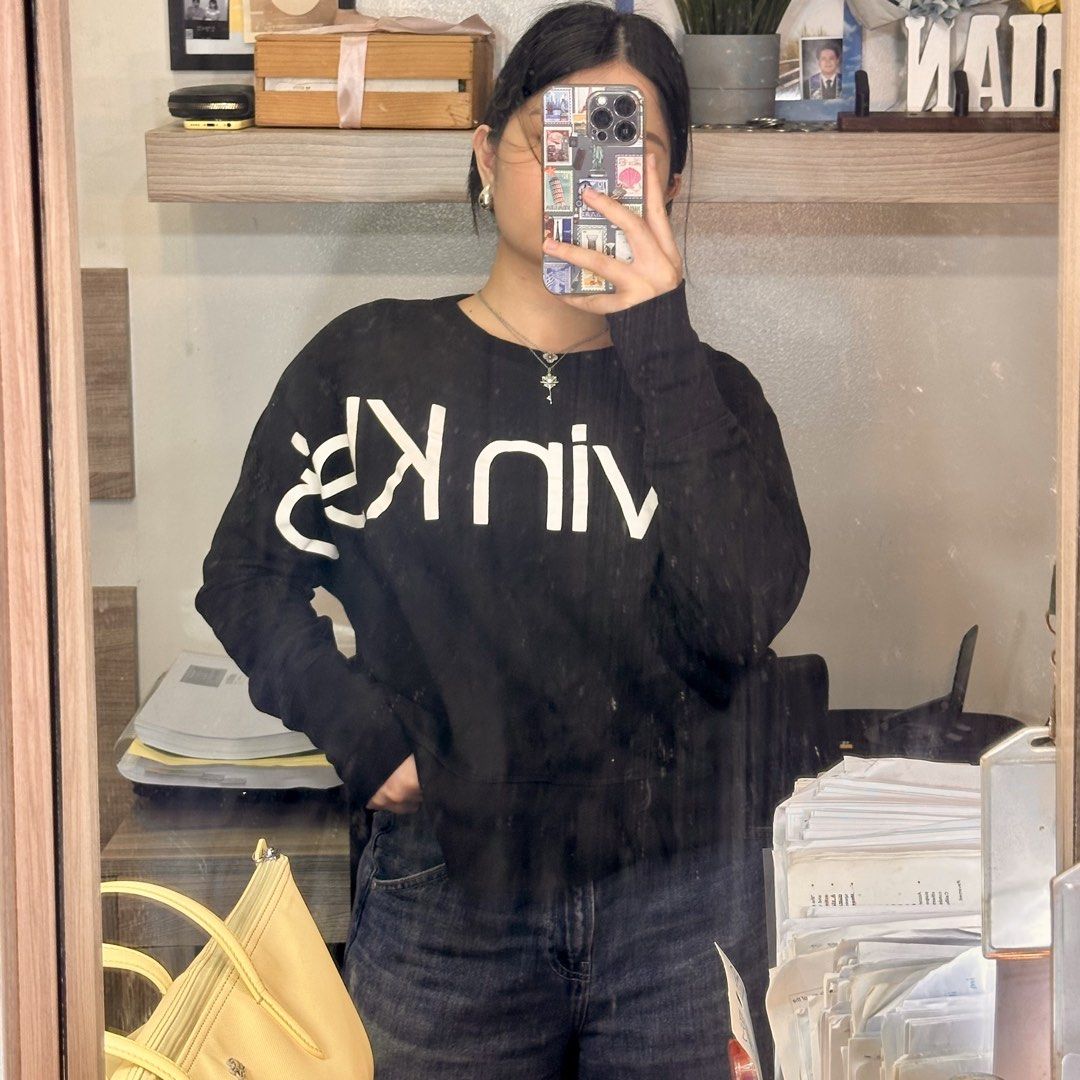 CALVIN KLEIN Performance Sweatshirt (Category: Coats, Jackets and Outerwear) located in Cainta. Submitted by yayitsianm (Listing ID 1464046339, Image 2). Description: .