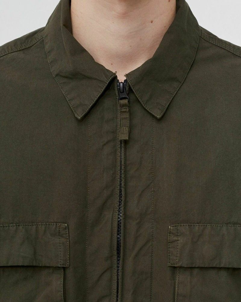 Carharrt Jacket (Category: Coats, Jackets and Outerwear) located in Valencia. Submitted by cabisaythriftshop (Listing ID 1463948721, Image 2). Description: Carhartt Wip Kenard Shirt Jacket Green Overshirts by Carhartt WIP Constructed from lightweight cotton poplin, the Kenard Shirt Jacket by Carhartt WIP has undergone a garment-dye treatment, resulting in a softer feel and allover complex color configuration. It is lined with breathable mesh on t