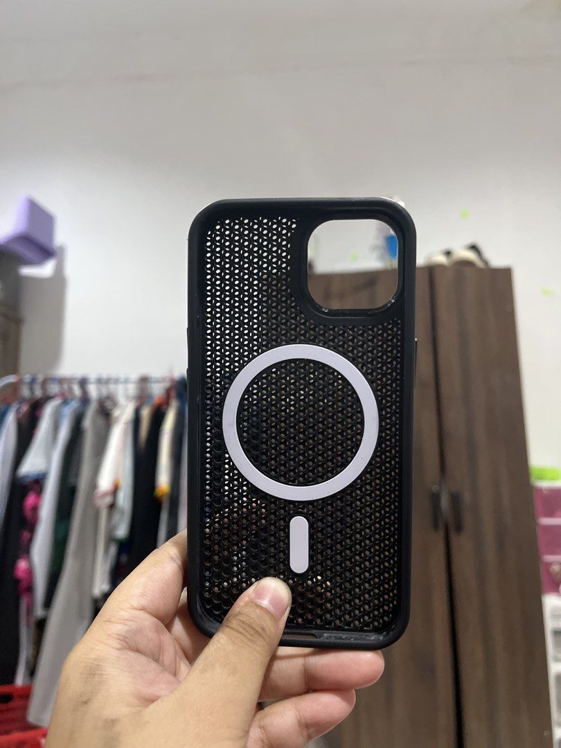 Casing Iphone13 (Category: Cases & Covers) located in Kuala Lumpur. Submitted by rsfdxrdmn (Listing ID 1464011718, Image 2). Description: Iphone 13 Black 10/10 condition✅.
