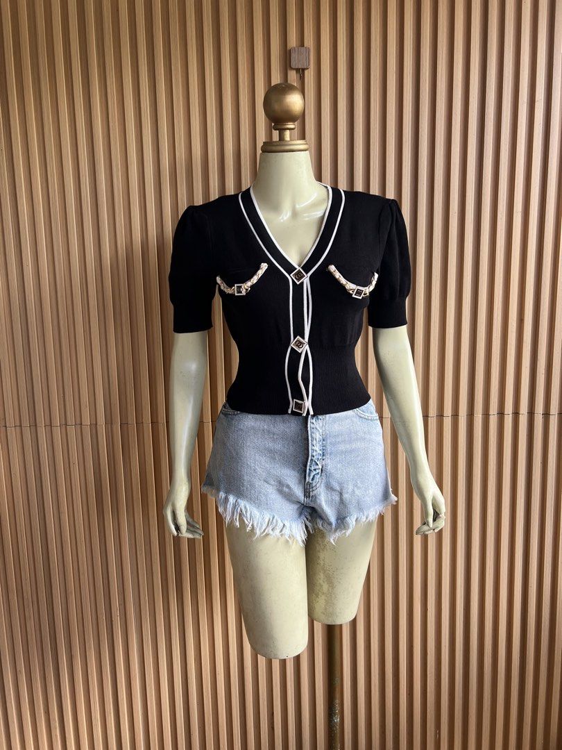 Cc top (Category: Blouses) located in Lipa City. Submitted by thyra06 (Listing ID 1463972425, Image 1). Description: Cc top good as new.