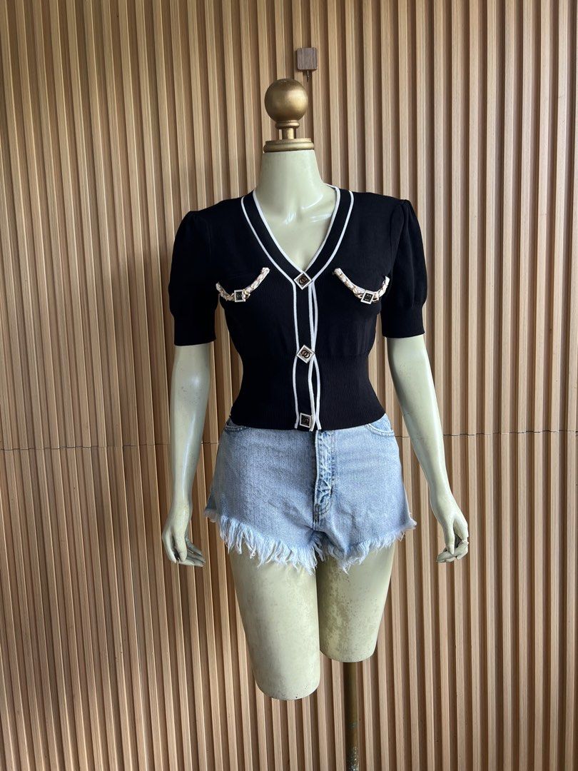 Cc top (Category: Blouses) located in Lipa City. Submitted by thyra06 (Listing ID 1463972425, Image 2). Description: Cc top good as new.