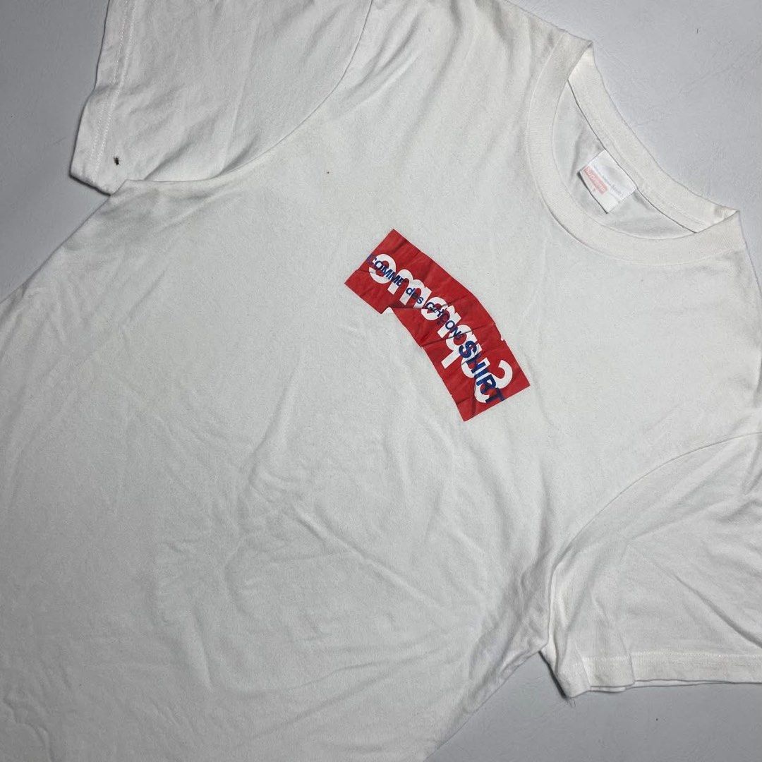 CDG x SUPREME TEE (Category: Tshirts & Polo Shirts ) located in San Fernando. Submitted by upwear.ph (Listing ID 1464070903, Image 2). Description: CDG x SUPREME TEE CONDITION : EXCELLENT SIZE : SMALL FIT TO MEDIUM DIMENSION : 18.5 x L28.5 ISSUE : NONE .