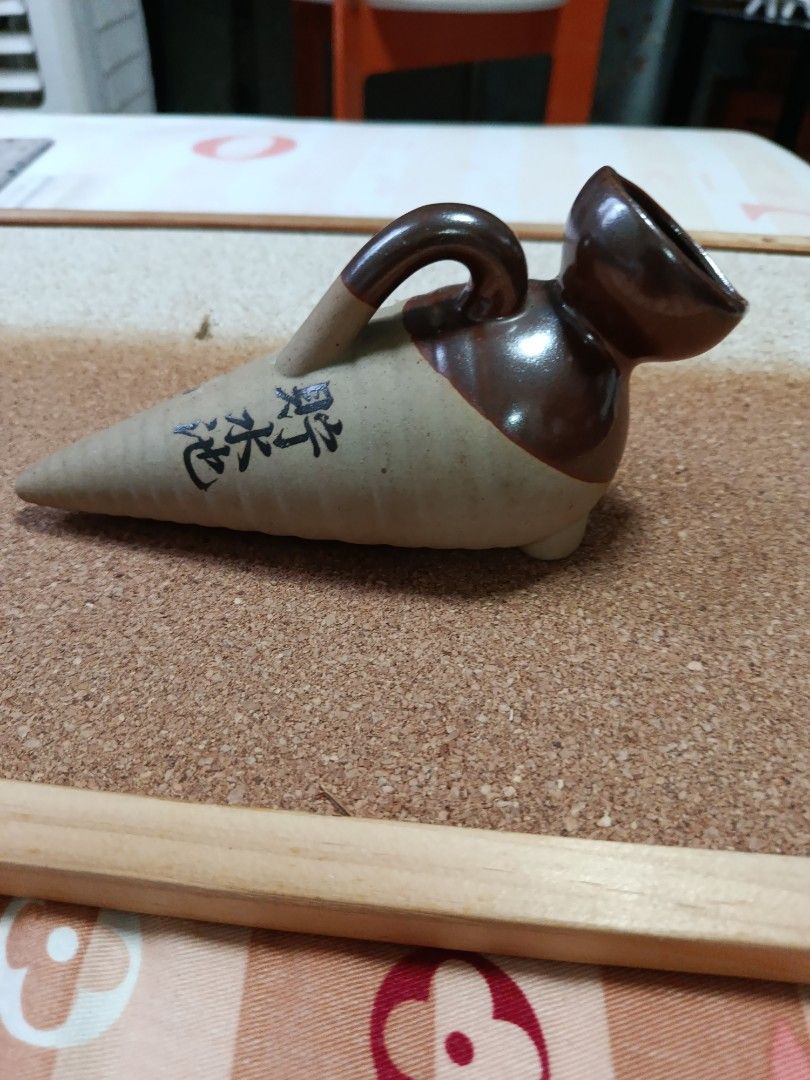 Ceramic brown cone shaped flower vase display (Category: Vases & Decorative Bowls) located in Quezon City. Submitted by kristal68 (Listing ID 1463938715, Image 2). Description: .
