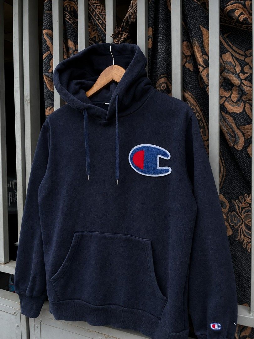 Champion Big Logo (Category: Coats, Jackets and Outerwear) located in Manila. Submitted by thrift_district (Listing ID 1464042521, Image 2). Description: 25 inch length 21 inch width 9/10 color rate No issue.