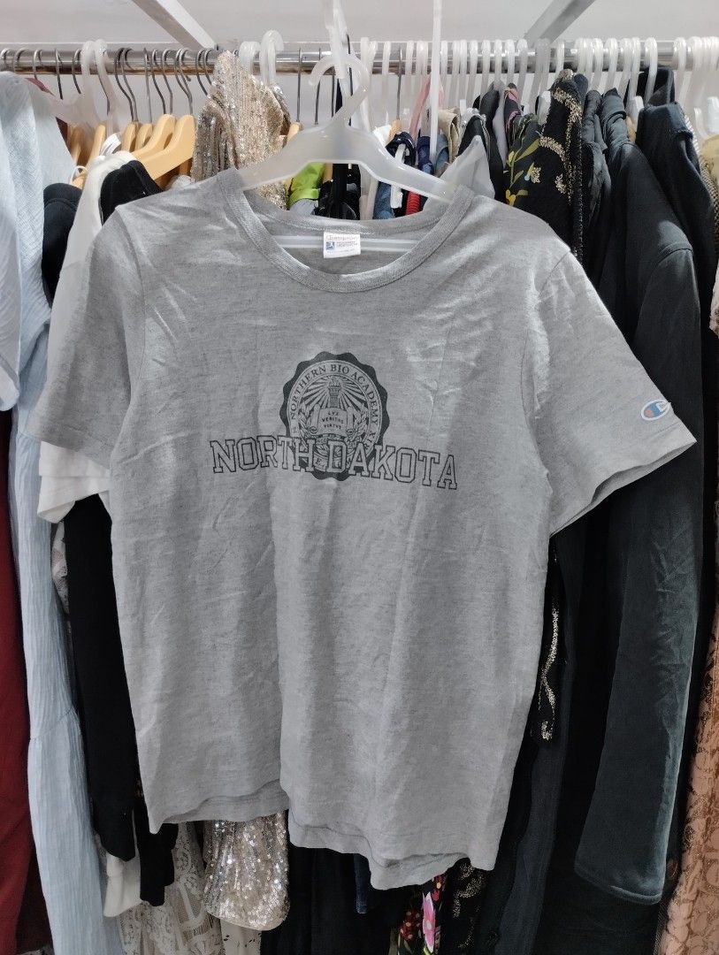 Champion North Dakota T-shirt Medium Grey (Category: Tshirts & Polo Shirts ) located in Manila. Submitted by niggzreyno51476 (Listing ID 1464032907, Image 1). Description: - Grey Champion T-shirt - Features 'North Dakota' graphic print on front - Champion logo on sleeve - Size: Medium (fits 38-40 chest) - Perfect for everyday casual wear.