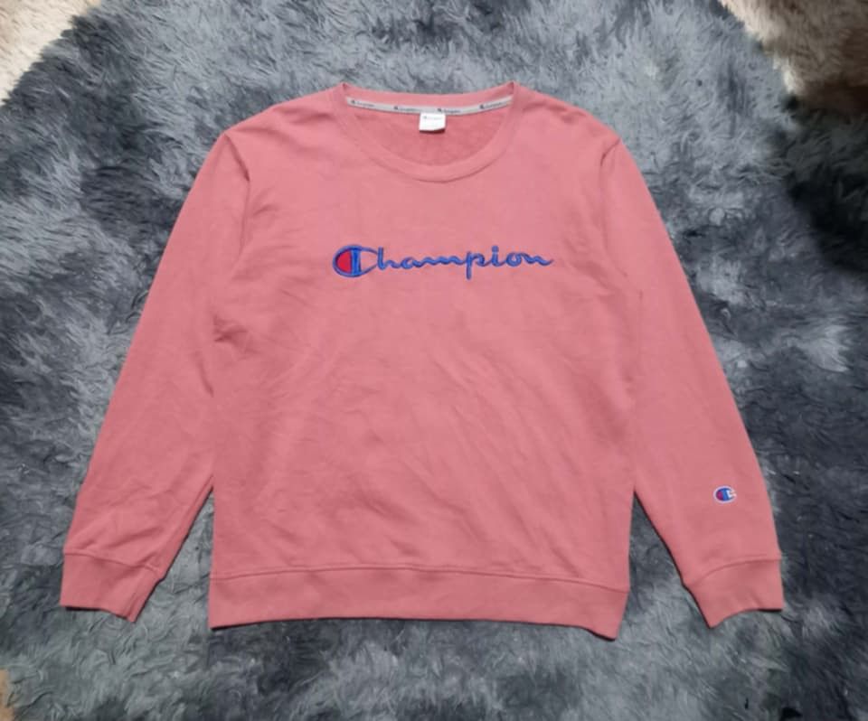 Champion Pink Crewneck Sweatshirt (Category: Coats, Jackets and Outerwear) located in Iloilo. Submitted by yoleomf6969 (Listing ID 1463943725, Image 1). Description: - Classic pink Champion sweatshirt - Embroidered Champion logo on the chest - Small Champion logo detail on the left sleeve cuff - Comfortable crewneck style - Long sleeves - Ideal for everyday casual wear.