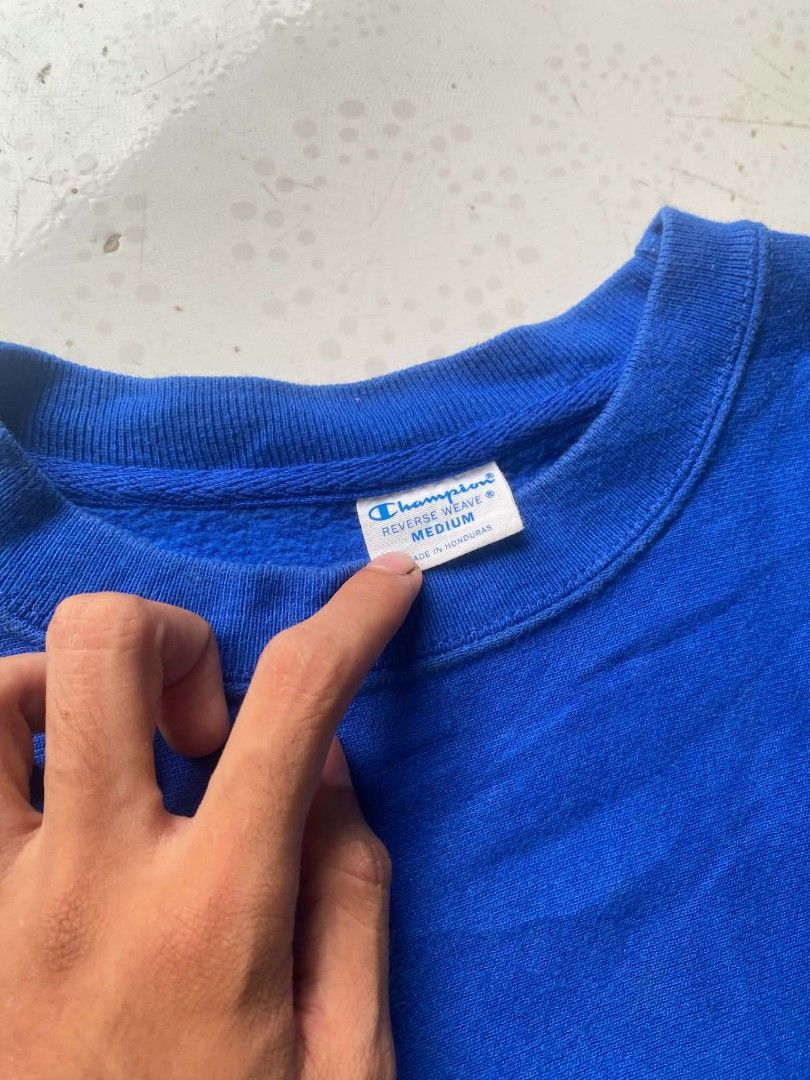Champion Reverse Weave Crewneck Sweatshirt Medium Blue (Category: Coats, Jackets and Outerwear) located in Cavite. Submitted by mencho_anito5 (Listing ID 1464022793, Image 2). Description: - Classic Champion Reverse Weave sweatshirt - Color: Blue - Size: Medium - Iconic C logo on the sleeve - Comfortable and durable - Perfect staple for casual wear.