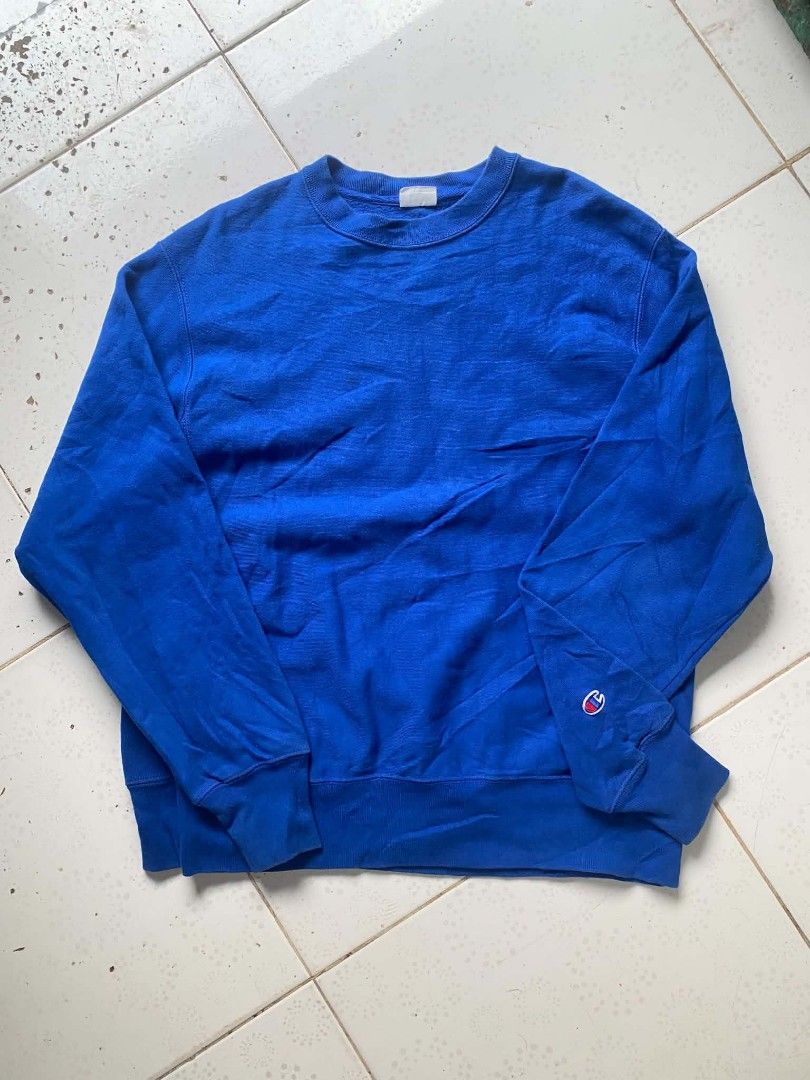 Champion Reverse Weave Crewneck Sweatshirt Medium Blue (Category: Coats, Jackets and Outerwear) located in Cavite. Submitted by mencho_anito5 (Listing ID 1464022793, Image 1). Description: - Classic Champion Reverse Weave sweatshirt - Color: Blue - Size: Medium - Iconic C logo on the sleeve - Comfortable and durable - Perfect staple for casual wear.