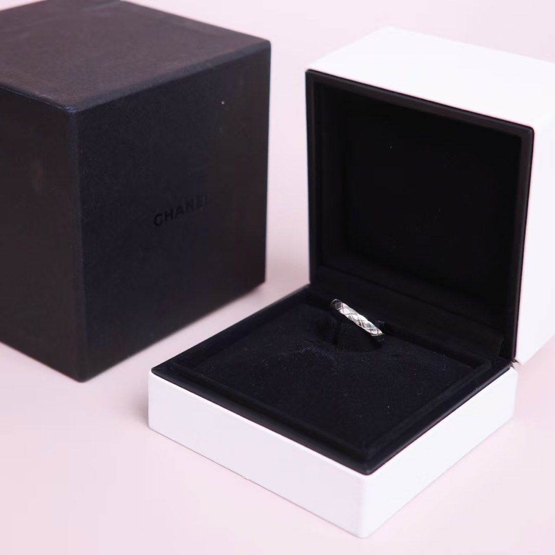 Chanel coco crush ring size 53 （分類：飾物及配件）位於 Hong Kong。 由 kamayan 提交（商品編號 1464070526，圖片 1）。簡介： Full set 日本買 全新完全冇花痕 尺寸唔啱之後一直放喺度🥹 53碼 窄版 原價15600 有卡有購買日期 有no. 有盒。