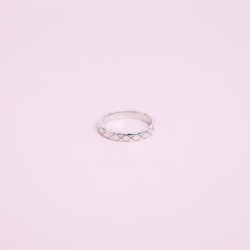 Chanel coco crush ring size 53 （分類：飾物及配件）位於 Hong Kong。 由 kamayan 提交（商品編號 1464070526，圖片 2）。簡介： Full set 日本買 全新完全冇花痕 尺寸唔啱之後一直放喺度🥹 53碼 窄版 原價15600 有卡有購買日期 有no. 有盒。