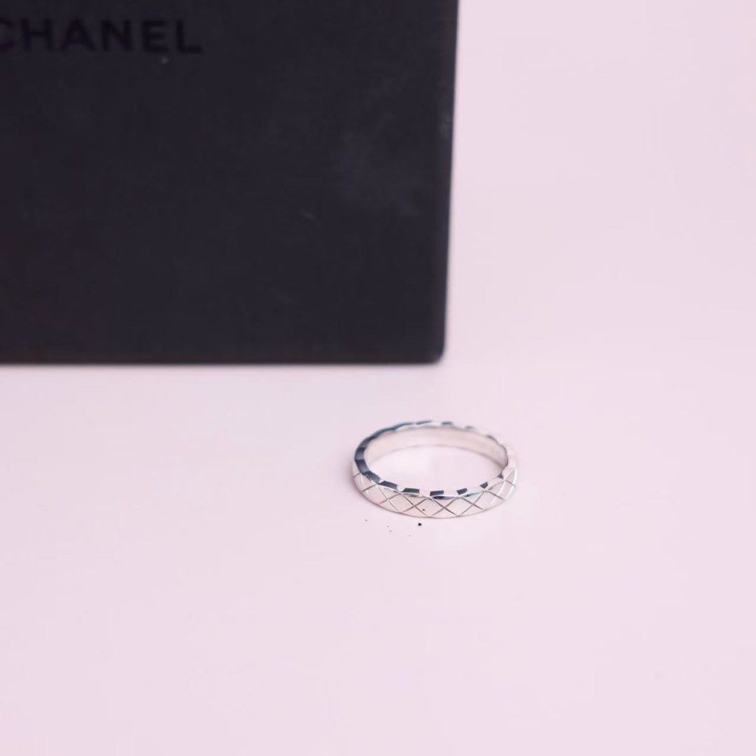 Chanel coco crush ring size 53 （分類：飾物及配件）位於 Hong Kong。 由 kamayan 提交（商品編號 1464070526，圖片 3）。簡介： Full set 日本買 全新完全冇花痕 尺寸唔啱之後一直放喺度🥹 53碼 窄版 原價15600 有卡有購買日期 有no. 有盒。