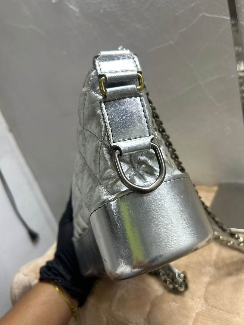 CHANEL METALLIC SILVER PURSE (Category: Cross-body Bags) located in Caloocan City. Submitted by j3ngsanity (Listing ID 1464059834, Image 3). Description: ISSUE : SCRATCHES SA BODY TSAKA MAY MGA SILVER CHAIN NA PUTOL .