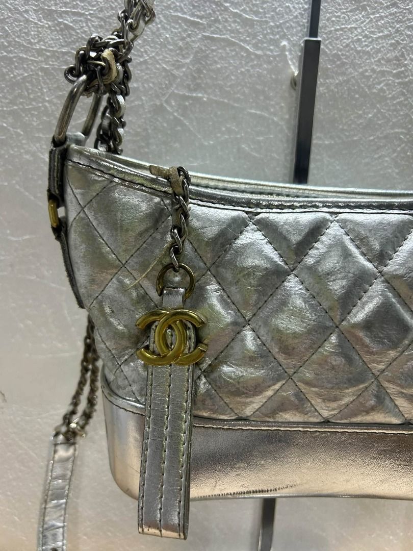 CHANEL METALLIC SILVER PURSE (Category: Cross-body Bags) located in Caloocan City. Submitted by j3ngsanity (Listing ID 1464059834, Image 2). Description: ISSUE : SCRATCHES SA BODY TSAKA MAY MGA SILVER CHAIN NA PUTOL .