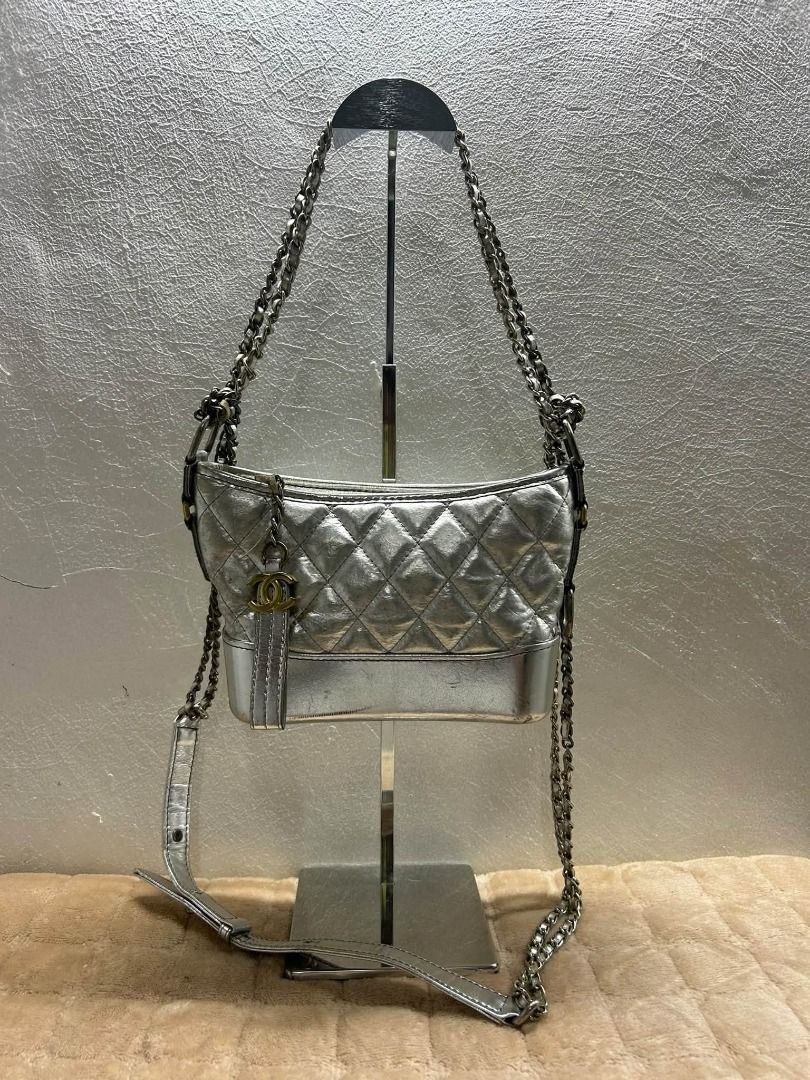 CHANEL METALLIC SILVER PURSE (Category: Cross-body Bags) located in Caloocan City. Submitted by j3ngsanity (Listing ID 1464059834, Image 1). Description: ISSUE : SCRATCHES SA BODY TSAKA MAY MGA SILVER CHAIN NA PUTOL .