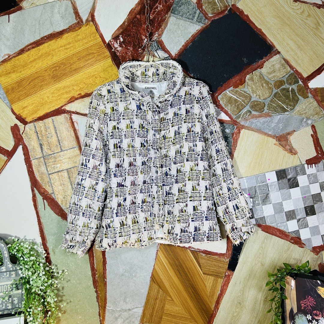 Chanel tweed jacket (Category: Luxury Apparel) located in Baguio. Submitted by kckc_luxury (Listing ID 1464081845, Image 2). Description: 🌸 TINY PINK SPOTS ARE LENS DAMAGE, NOT CLOTH STAINS ————————— ❗️KINDLY READ BEFORE MAKING AN OFFER❗️ LISTING DETAILS size:Small width x length (inches):20x24 condition: EXCELLENT --- MOP: Gcash / BPI MOD: J&T / JRS LOCATION: Baguio City --- NOTE: • Manage your expectations • Photos did not go under any edit bu