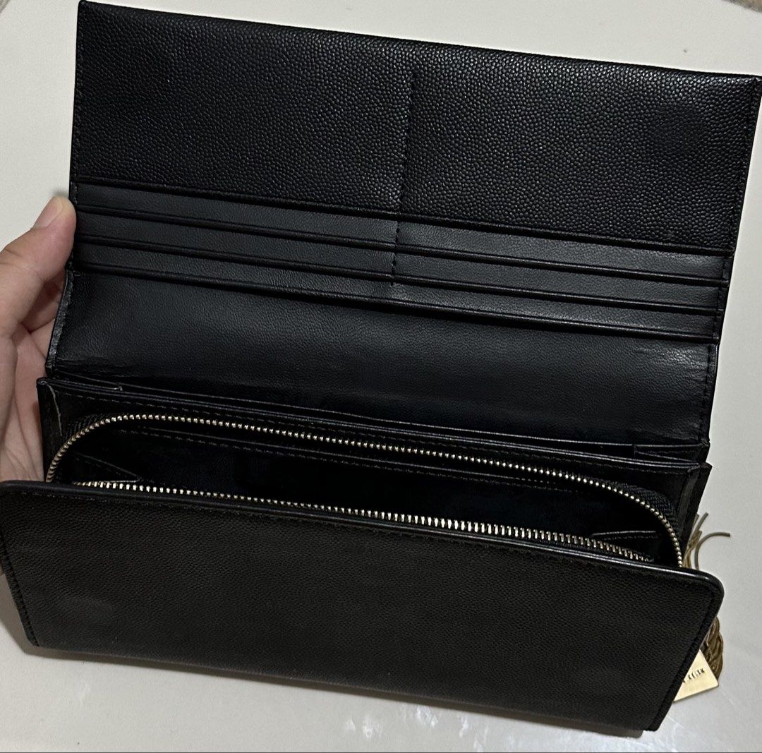 Charles and Keith Black Long Wallet (Category: Wallets & Card holders) located in Paranaque City. Submitted by preloveeed890 (Listing ID 1464042768, Image 2). Description: .