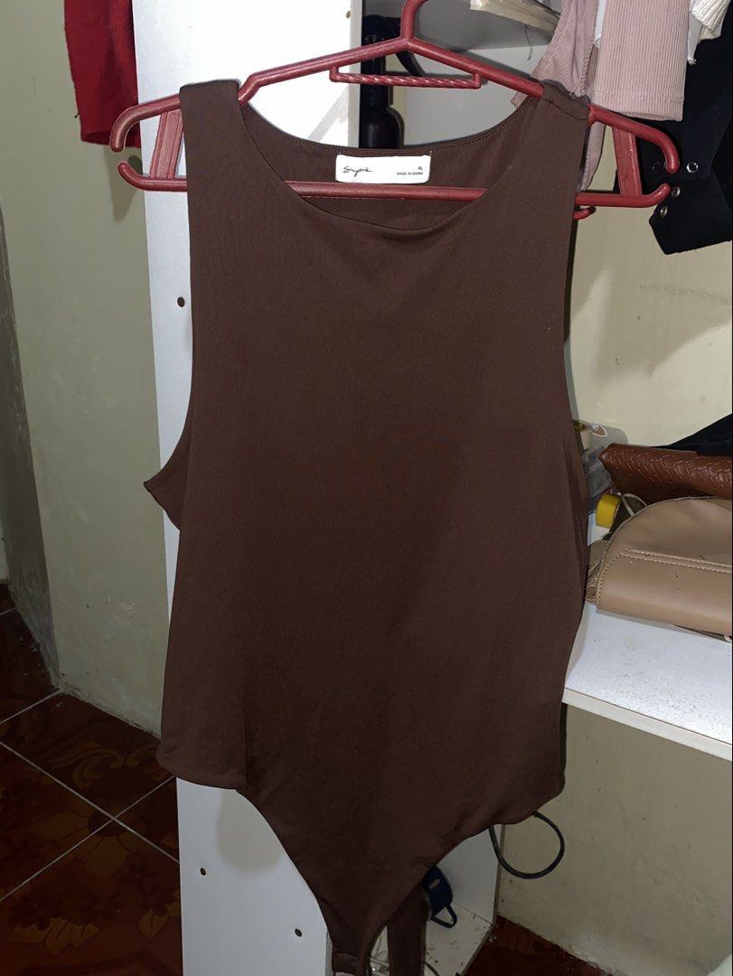 Choco Brown Bodysuit (Category: Sleeveless) located in Antipolo. Submitted by chamm_424 (Listing ID 1464114098, Image 1). Description: XL on Tag (can fit large) Makapal and Smooth Fabric Bodysuit Snap button closure .