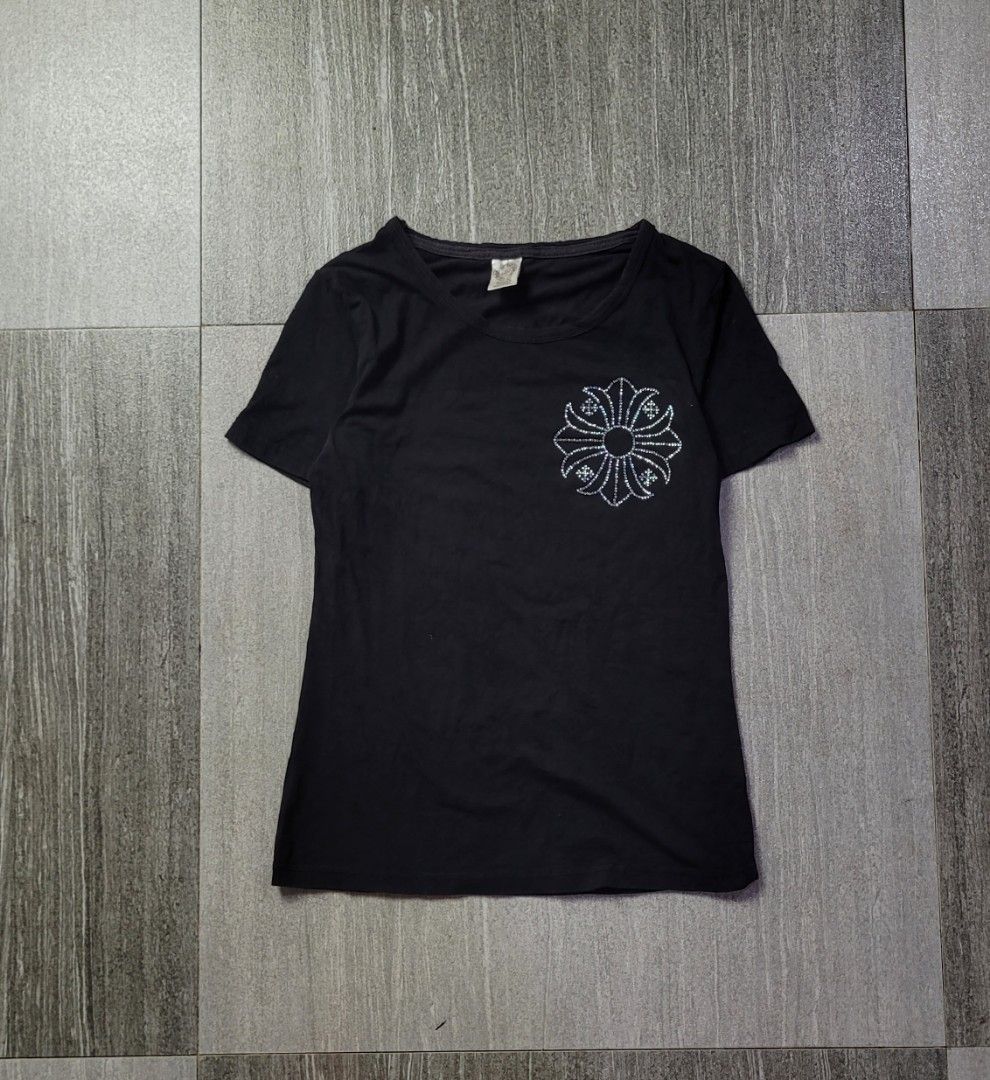 CHROME HEARTS HONOLULU RHINESTONE TEE (FAKE) (Category: Tshirts & Polo Shirts ) located in Manila. Submitted by 7100treasure.co (Listing ID 1463972990, Image 1). Description: CHROME HEARTS HONOLULU RHINESTONE TEE ​• Brand: Chrome Hearts • Style: Rhinestone / Strass Graphic Tee • Color: Black • Size on Tag: Medium ("MIDDLE" / Women's Fit) • Made in USA • Rhinestone Plus Cross / Floral motif on front chest • Large Rhinestone Plus Cross / Floral mot