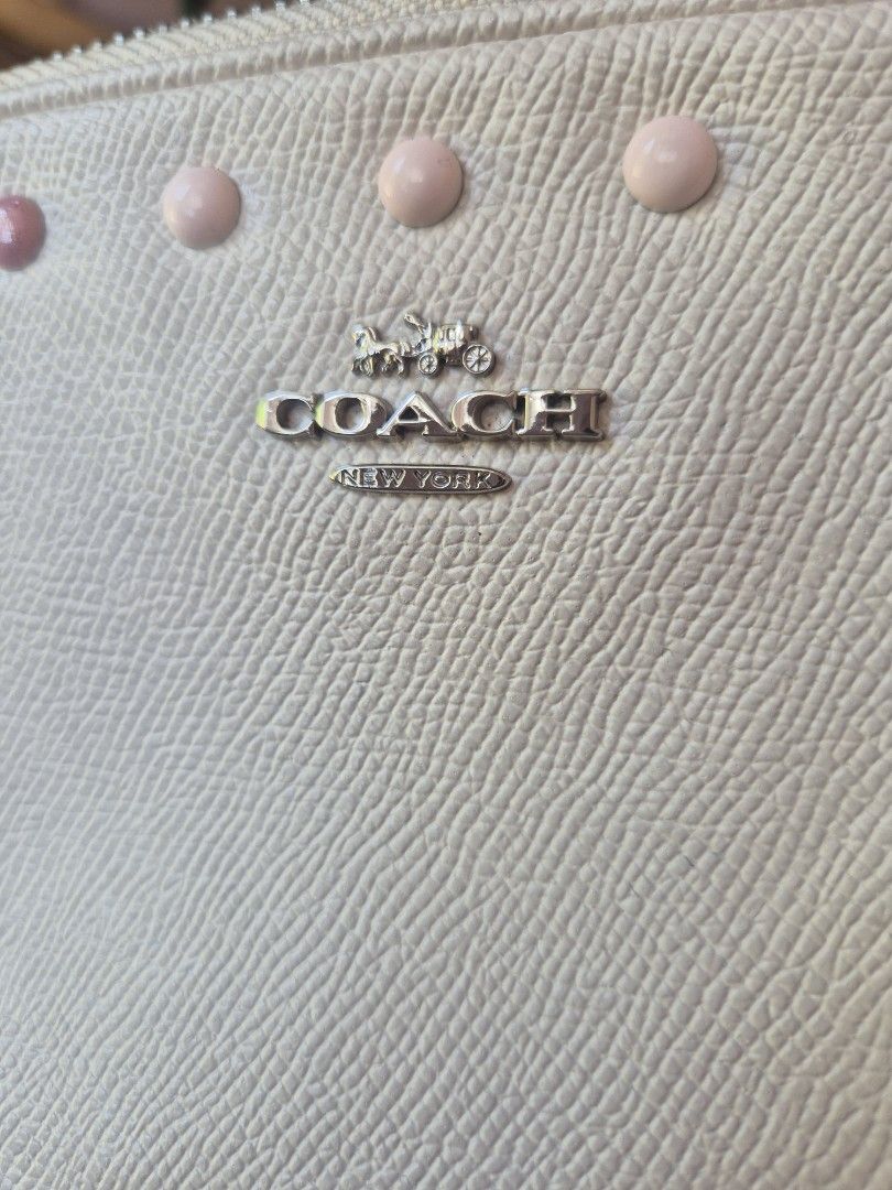 Coach (Category: Cross-body Bags) located in Lapu Lapu. Submitted by ej882019 (Listing ID 1463961915, Image 3). Description: looks new but with minimal penmarks authentic.